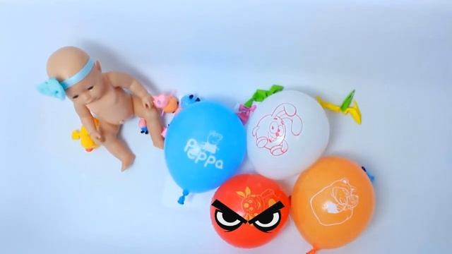 РАЗВИВАЮЩЕЕ ВИДЕО УЧИМ ЦВЕТА ЛОПАЕМ ШАРИКИ С ВОДОЙ ДЛЯ ДЕТЕЙ и поём песенку смотреть онлайн