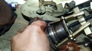 Как снять внутреннюю обойму ступичного подшипника при его замене.