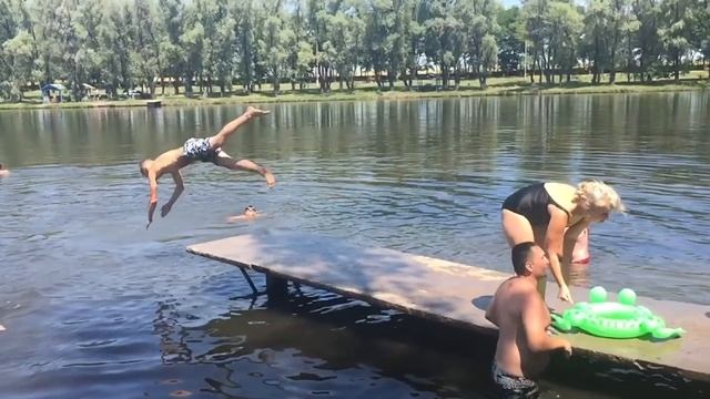 Смешной прыжок, Прыжки в воду (slow mo) смотреть онлайн