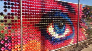 Творческий подход к использованию пластиковых крышек от бутылок: украшение сада и дома