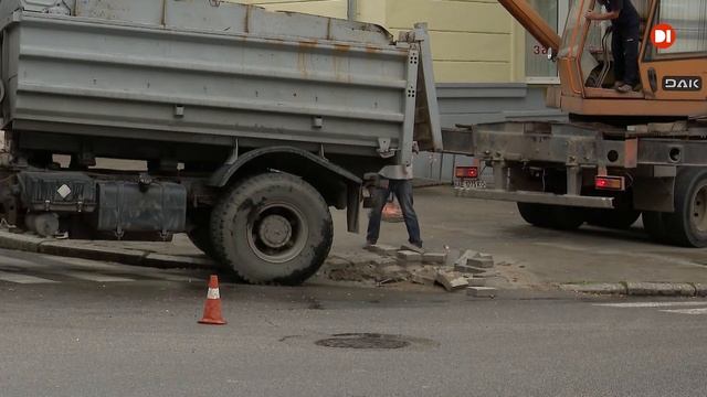 Самоскид провалився в люк на перехресті Жуковського і Яворницького у Дніпрі смотреть онлайн