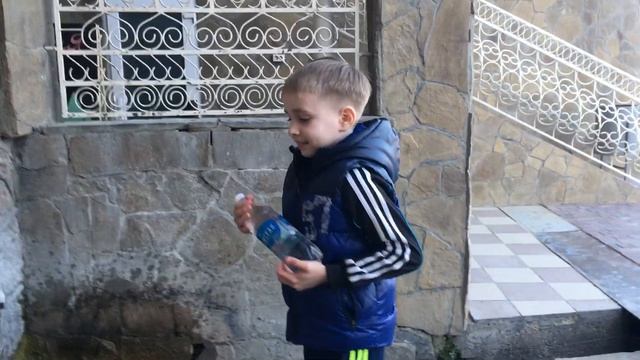 Иван набирает воду в роднике в Крыму смотреть онлайн