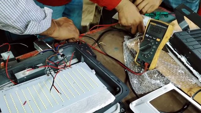 LED flood light driver circuit checking and repairing. смотреть онлайн