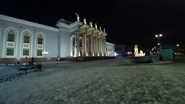 Идём к ДК ночью, чтобы снять светодиодные украшения перед ним и Шахтёрской Славой на 4К в декабре смотреть онлайн