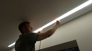 Как быстро клеить гарпун при обработке скрытого карниза в натяжном потолке