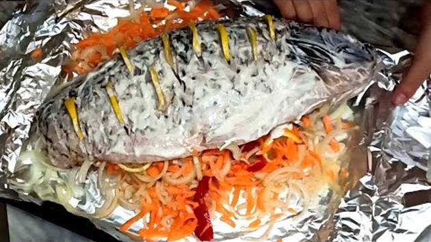 Крупная Рыба в духовке с хрустящей корочкой!Обязательно повторю этот рецепт Карпа с овощами лимоном смотреть онлайн