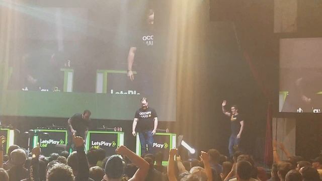 Michael Jones destroys a Rock Band guitar to close out Let's Play Live Orlando смотреть онлайн