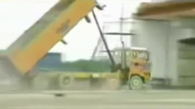 Испытание прочности конструкций моста грузовиком смотреть онлайн
