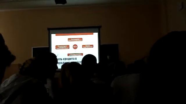 Читаю доклад по экономике на конференции смотреть онлайн