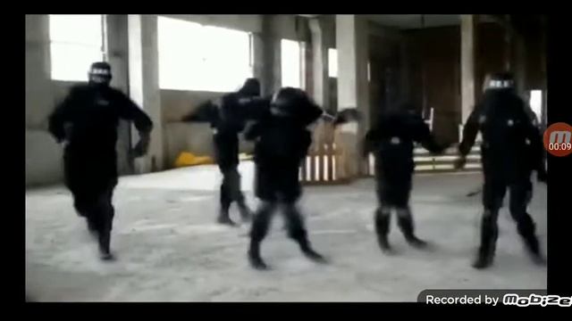 школа горит в то время школьники танцуют смотреть онлайн