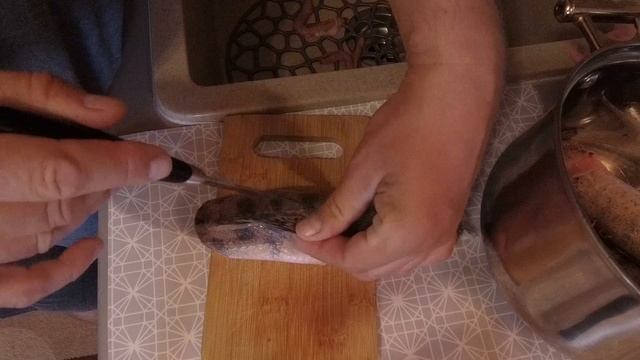 Как почистить БЕРША от мелкой чешуи. Жареная рыба с хрустящей корочкой смотреть онлайн