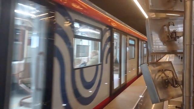 Отправление метро-поезда 81-775-776-777 "МОСКВА-2020" по маршруту №051 "Деловой Центр-Савёловская". смотреть онлайн