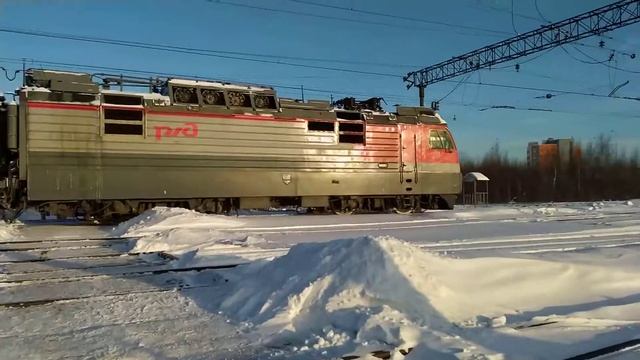 Электровоз 2ЭС4К-123 "Дончак" следует резервом смотреть онлайн