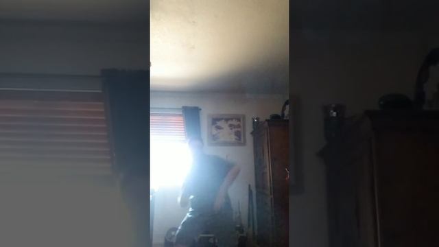 Dancing and singing to Sia/Unstoppable смотреть онлайн
