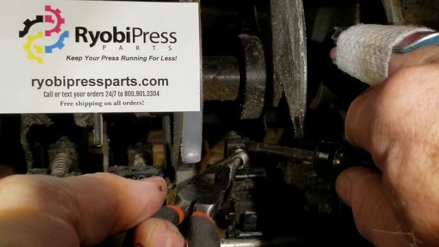 RYOBI 3302 & 3304 TRANSFER DRUM GRIPPER SPRING REMOVAL смотреть онлайн