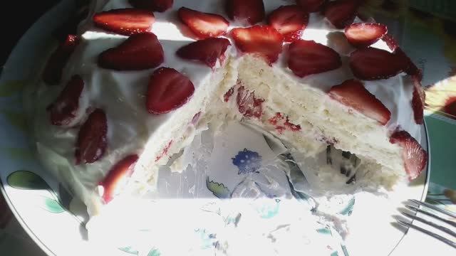 НЕОБЫЧНЫЙ ТОРТ БЕЗ ВЫПЕЧКИ ИЗ БАТОНА И КЛУБНИКИ смотреть онлайн