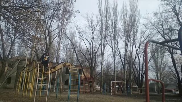 Прыжок с небольшой высоты (паркур) смотреть онлайн