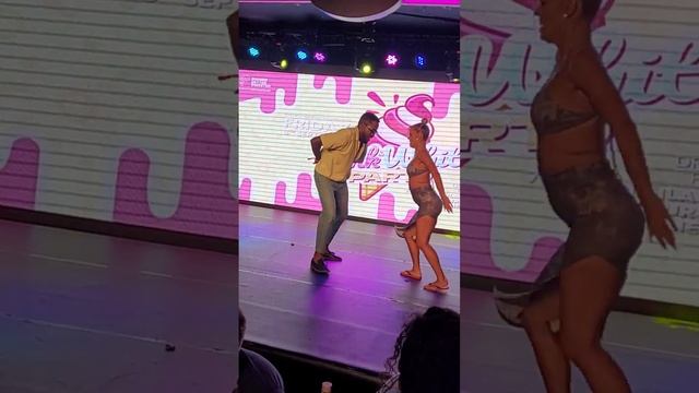 Адонис Сантьяго и Йолена Каполи Танец на вечеринке Кубинской сальсы Elito Reve y su Charangon смотреть онлайн