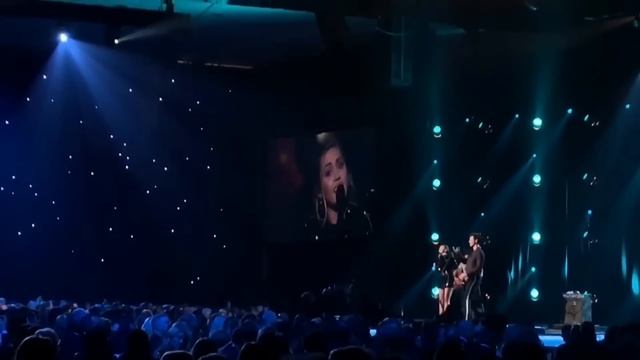Shawn Mendes And Miley Cyrus - Islands In The Stream (MusiCares Dolly Parton Tribute Concert)