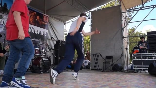Brooklyn VS Ray - 1/8 TopRock - Street Life 2013 смотреть онлайн