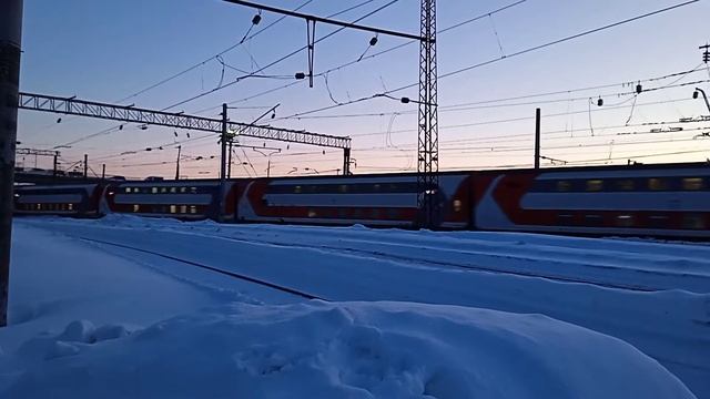 ЭП20-018 с пассажирским двухэтажным поездом смотреть онлайн