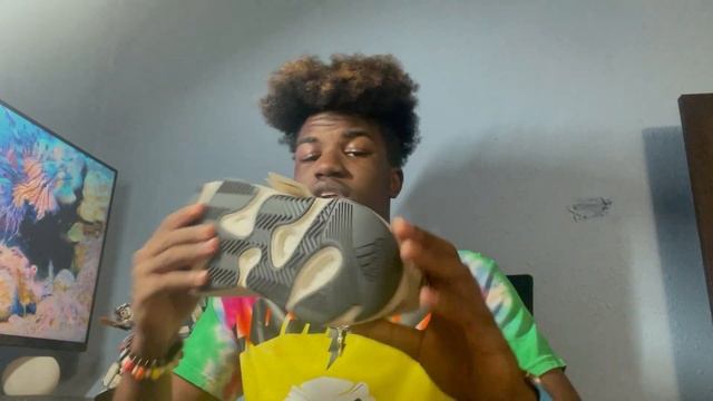 YEEZY 700  V2 STATIC