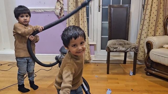 2 boys clean with 3 Vacuums! BLUE Henry Hoover, GREEN George Vacuum cleaner and the titan Vacuum!! смотреть онлайн
