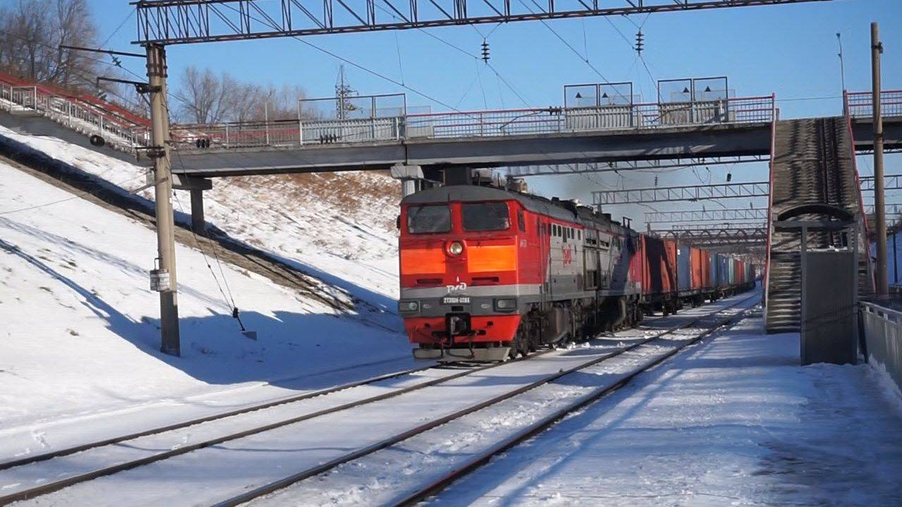 Тепловоз 2ТЭ10М-0284 с контейнерным поездом на подъёме и 2ТЭ10М-3544 резервом. Звук 5Д49.