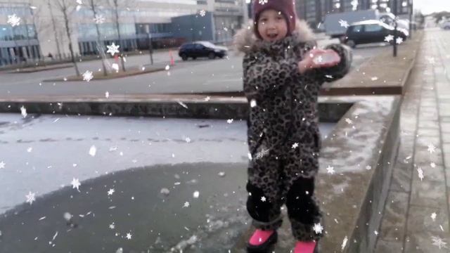 Анджелина играет со льдом и наслаждается зимой - Angelina playing with ice and enjoying winter смотреть онлайн