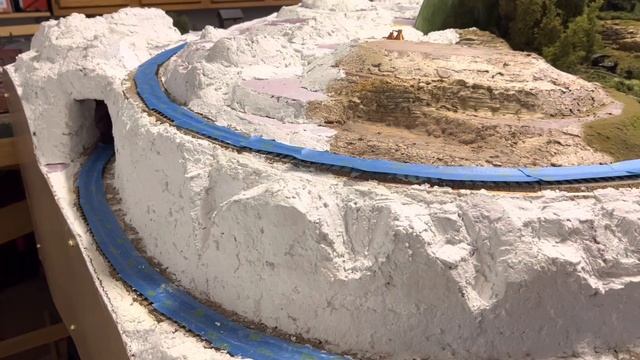 O/On30 Adding & Carving More Rock Strata - Model Railroad Adventures with Bill EP190 смотреть онлайн