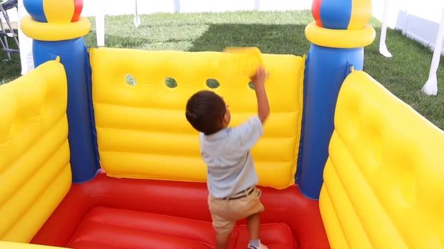 Santi play with "GIANT COLORFUL BLOCKS" смотреть онлайн