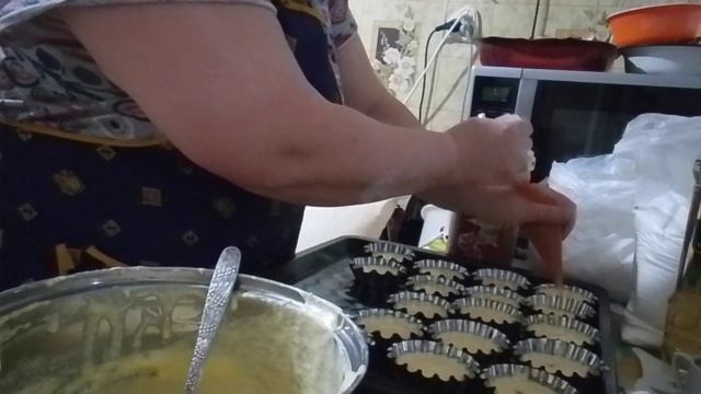 Кексики домашние с начинкой, бисквитные рулеты с повидлом. смотреть онлайн