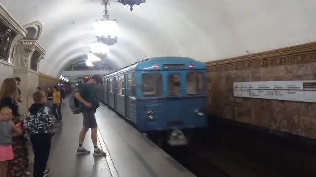 Ретро поезд метро Еж смотреть онлайн