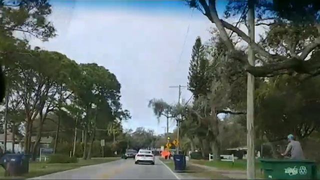 США. Про траву на лужайках. Прошел торнадо по Флориде. смотреть онлайн