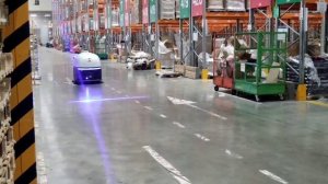 Промышленный робот для уборки на складе