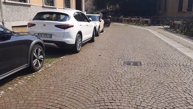 Занимательная архитектураЖижы в центре Милана.Супердорогая "вымощенность" дна "экс озера" с рельсам смотреть онлайн