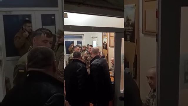 Замес между свиньями из тцк и их жертвой произошёл в Луцке смотреть онлайн