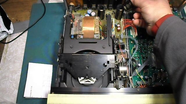 PHILIPS CD 880 Початок профілактичних робіт. Сomplete replacement of capacitors.VIDEO 1 смотреть онлайн