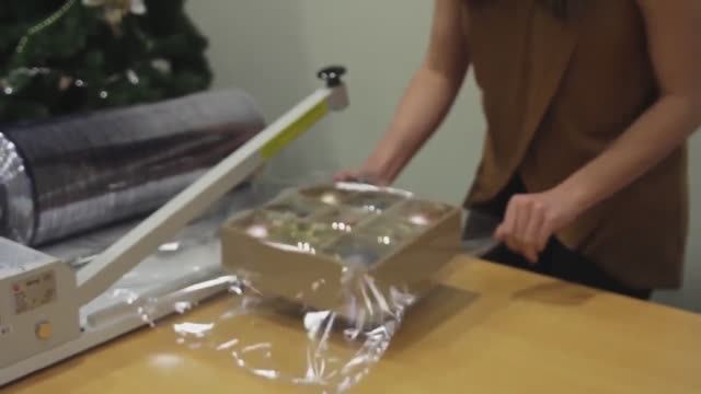 Запайщик с термофеном SP-600 термоусадка Упаковка в пленку подарков сувениров наборов коробок смотреть онлайн