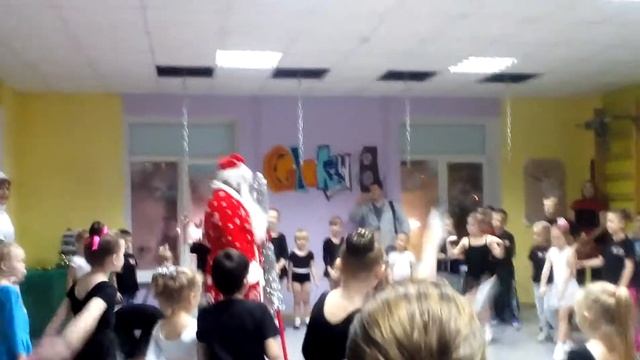 Танцевальный Новый год смотреть онлайн
