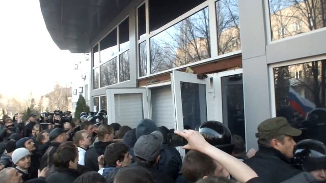 Штурм здания СБУ в Донецке. 15.03.2014 смотреть онлайн