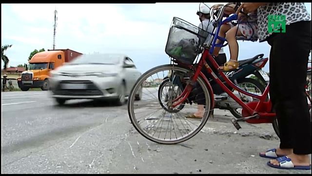 Bất chấp tử thần, người dân vẫn băng cắt "điểm đen" QL5| VTC14 смотреть онлайн