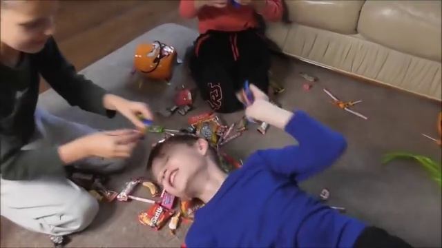 Henry the Hoover GOBBLES UP Kids Halloween Candy ~ Fun Vacuum Cleaner Video for Kids смотреть онлайн