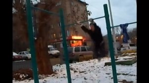 «Замок» (подъём махом назад) на турнике