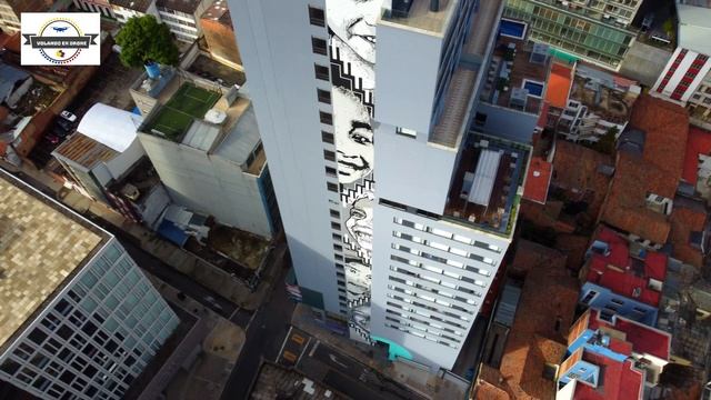 VOLANDO EN DRONE 4K - AL DETALLE Nº 2 - TORRE BARCELONA смотреть онлайн