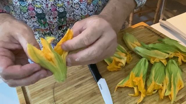 FIORI DI ZUCCA FRITTI - BEIGNETS DE FLEURS DE COURGETTES [VIDEO 78] смотреть онлайн