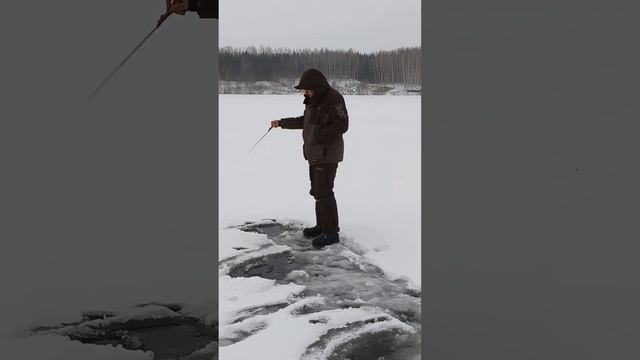 Первый лёд трещит. Ставим жерлицы, окунь на блесну смотреть онлайн