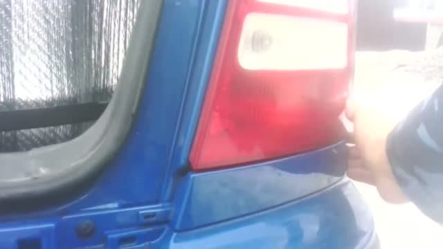 Skoda Octavia Tour. Снятие пластиковой накладки под задним фонарём. смотреть онлайн