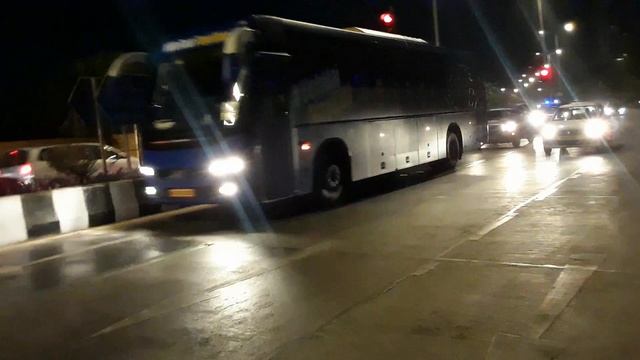 DELHI CAPITALS IPL CRICKET TEAM BUS LEAVING WITH POLICE CONVOY IN MUMBAI смотреть онлайн
