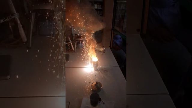 Réaction entre de l'oxyde de cuivre et de l'aluminium au ralenti #chimie #réactionchimique смотреть онлайн